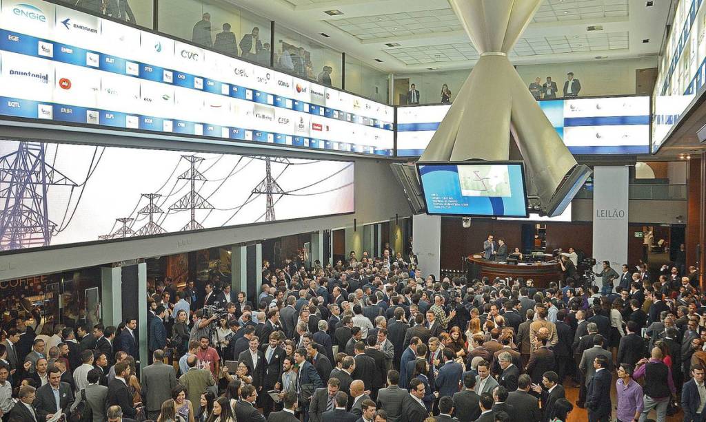 Bolsa brasileira despenca mais de 2% e atinge menor patamar desde março