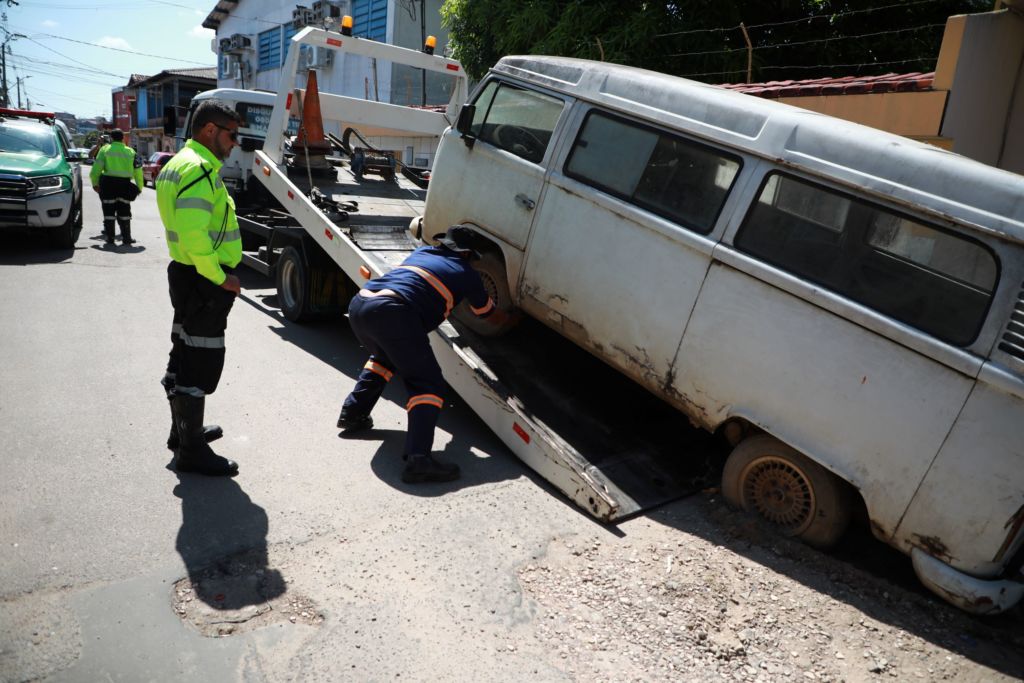 Operação Sucata remove veículos abandonados na zona norte de Manaus