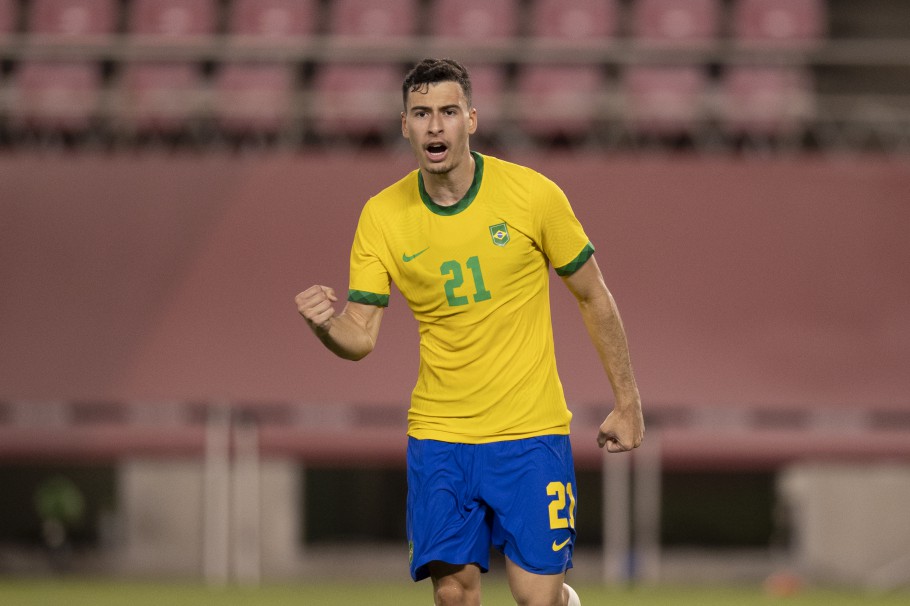 Martinelli se diz pronto para atuar na direita e elogia Neymar