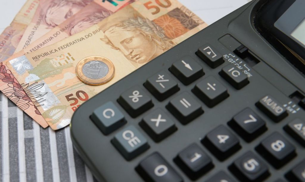 Copom reduz Selic para 13,75% devido à desaceleração econômica