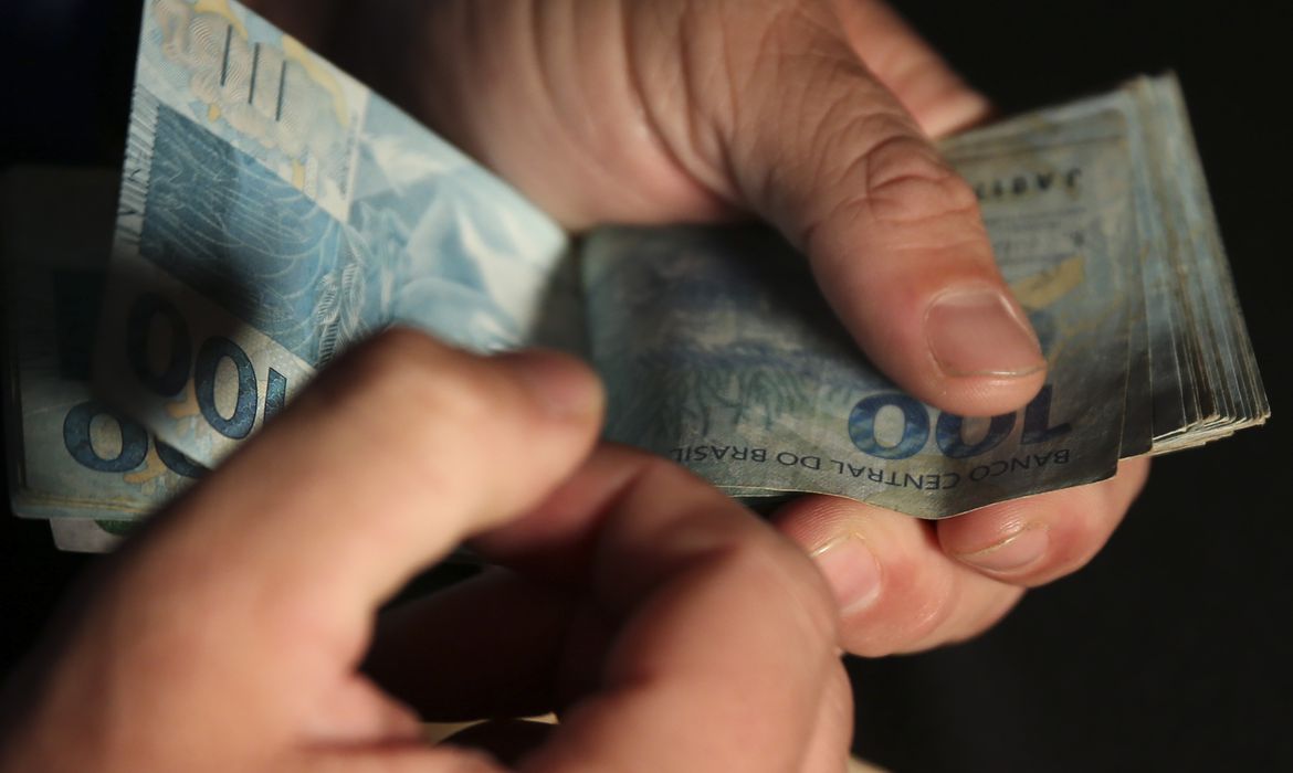 Projeção do salário mínimo para 2027 é de R$ 1.741, segundo orçamento