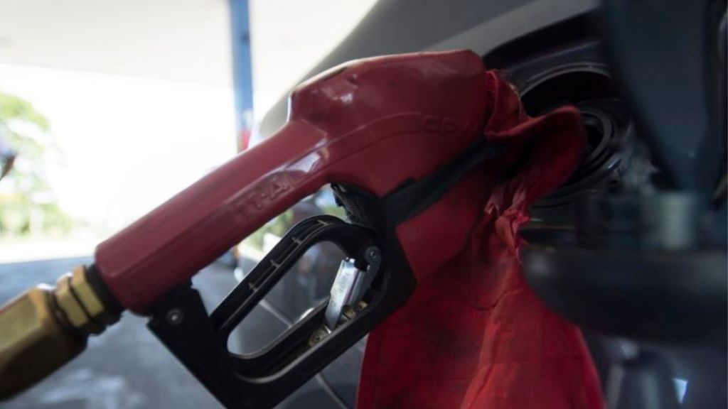 Alta do petróleo leva governo a adiar fim de subsídio na gasolina