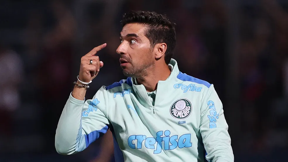 Abel Ferreira é suspenso por chutar microfone em jogo do Palmeiras