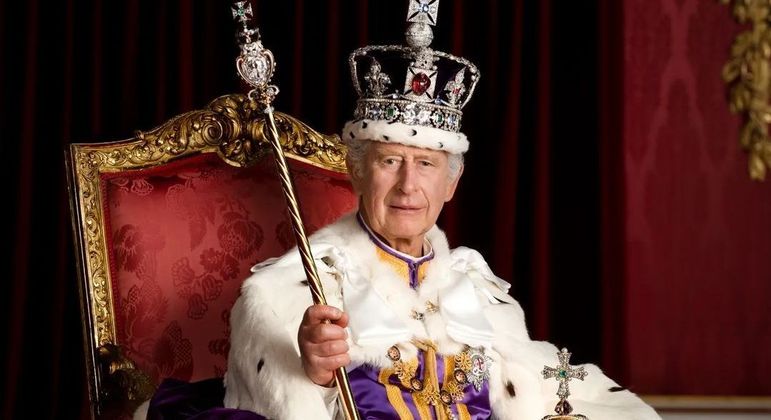 Rádio erra e anuncia morte do Rei Charles III, sendo punida pela Ofcom