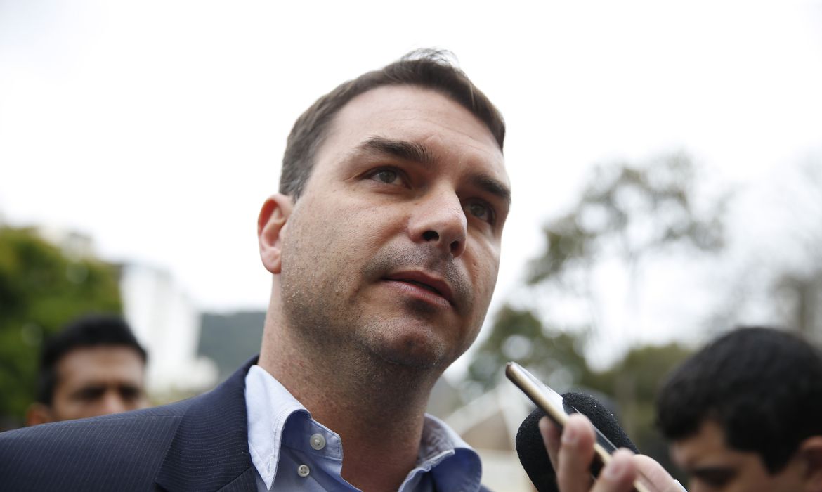Flávio Bolsonaro manifesta desejo de ter Daniella Marques como vice