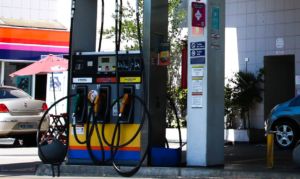 Governo anuncia subvenção de R$ 0,44 por litro para gasolina