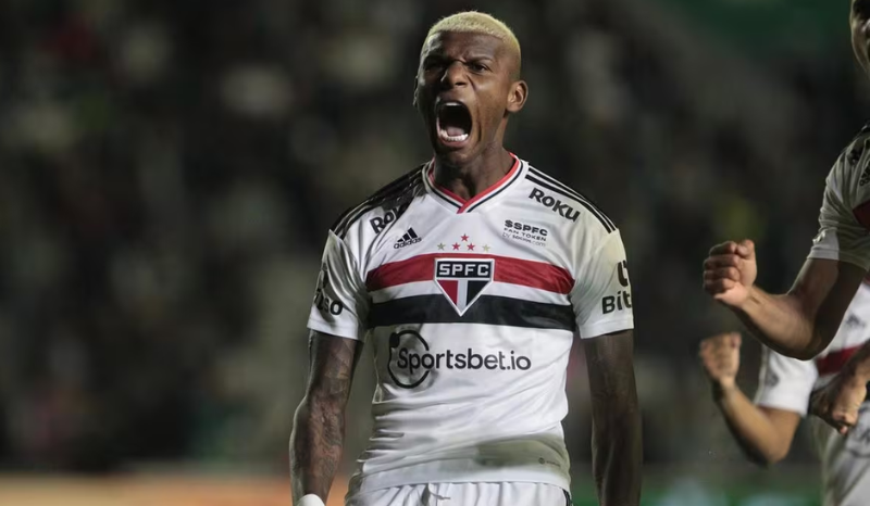 Zagueiro Arboleda está fora do São Paulo há quase um mês e gera preocupações