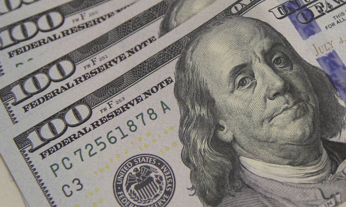 Dólar atinge R$ 5,06; Bolsa brasileira cai com inflação e petróleo em baixa