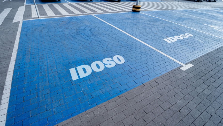 Motoristas com 60 anos ou mais podem emitir credencial digital de estacionamento