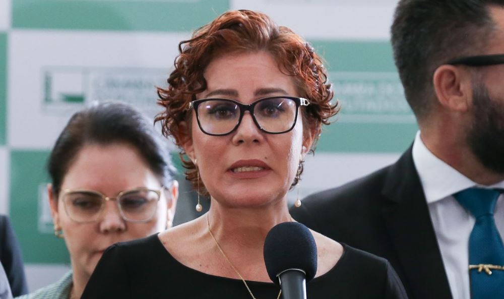 Carla Zambelli busca reverter condenações e evitar extradição na Itália