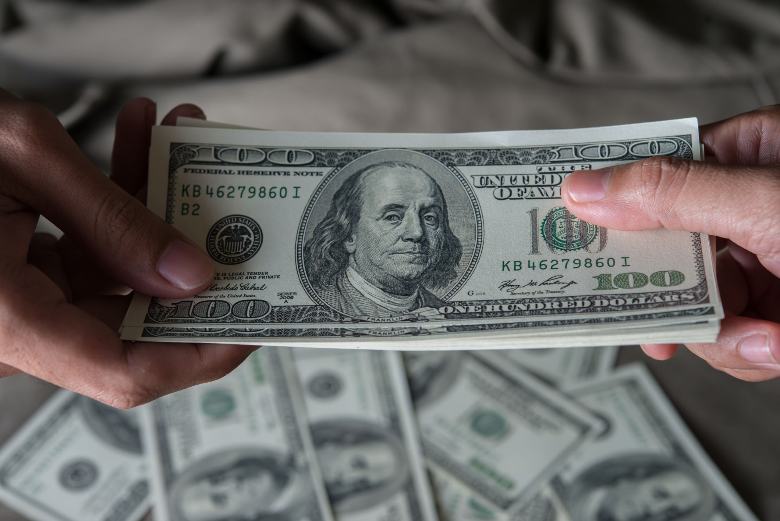 Dólar fecha a R$ 5,11 e bolsa recua em meio a tensões internacionais
