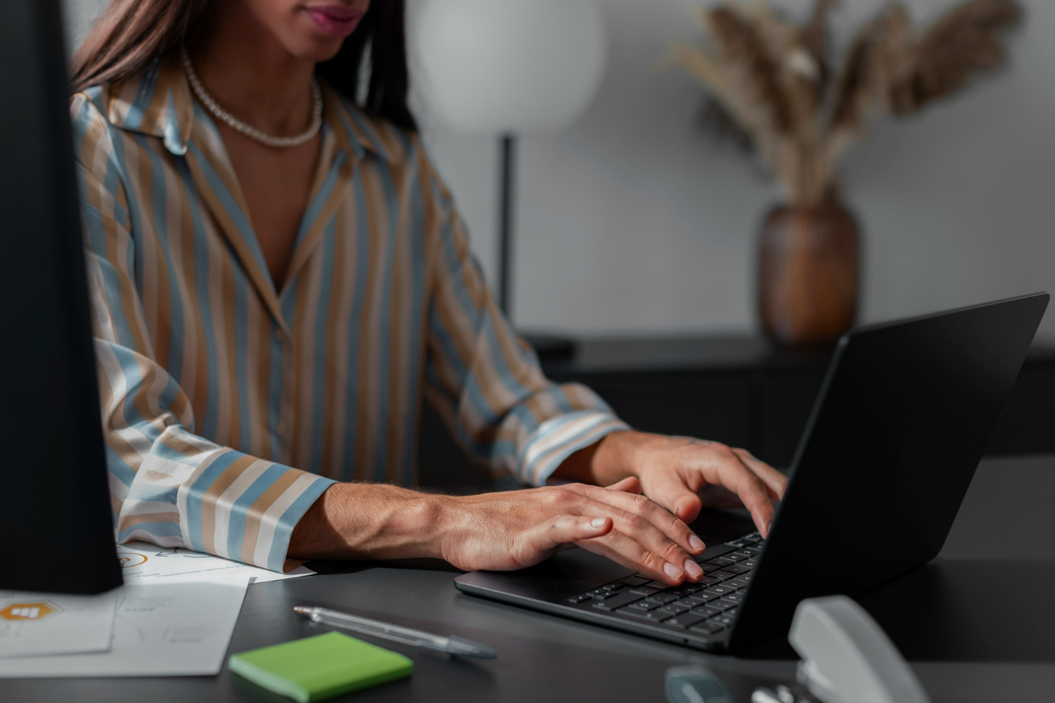 Funcionária é demitida por justa causa após mensagens inapropriadas no trabalho