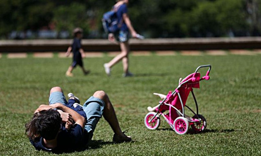 Estudo revela que pais estão menos presentes na criação dos filhos, diz pesquisa