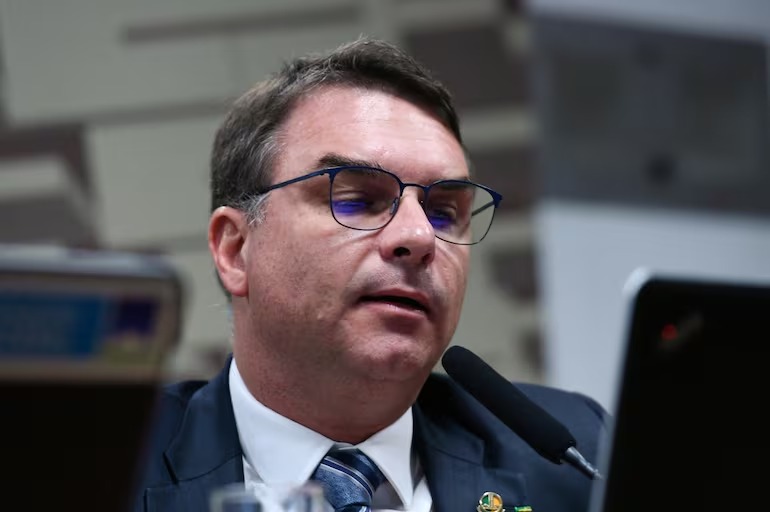 Flávio Bolsonaro envia defesa escrita e não comparece a depoimento na PF