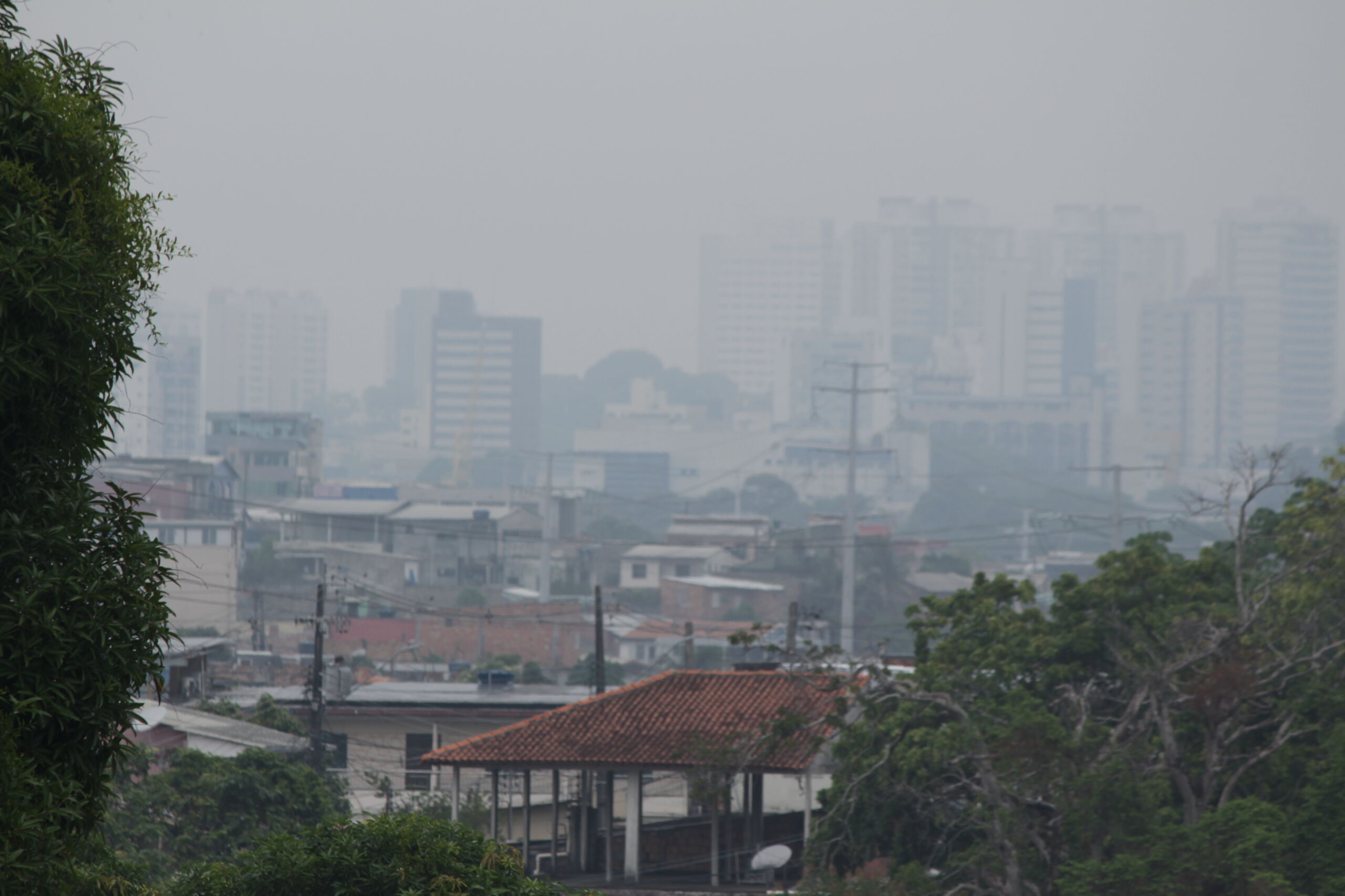 Manaus enfrenta qualidade do ar ruim e moderada após manhã insalubre
