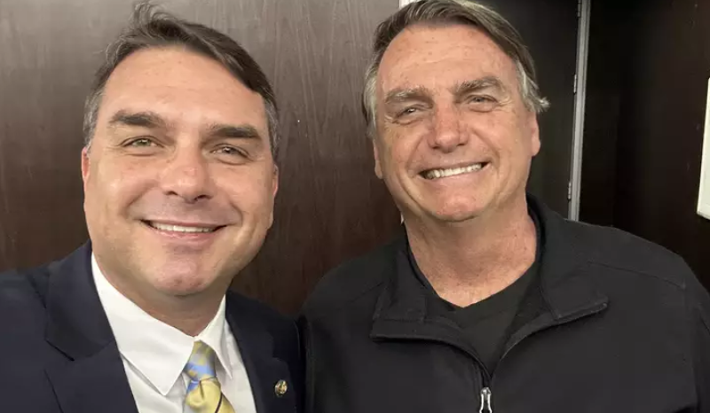 Flávio Bolsonaro muda rumo e adota comunicação similar à do pai