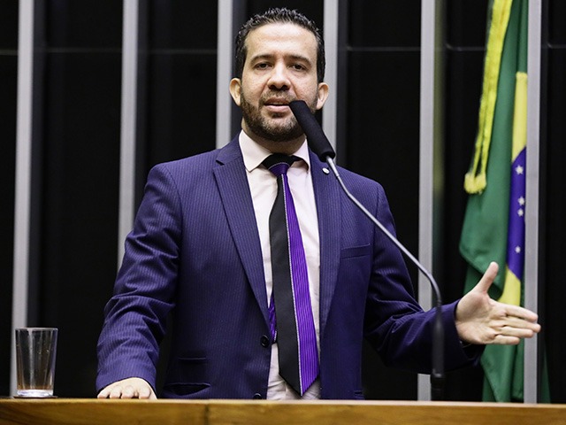 André Janones é internado em UTI após debate presidencial; entenda o caso
