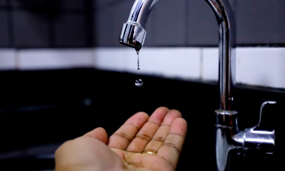 Moradores do Novo Aleixo enfrentam falta de água devido a vazamento