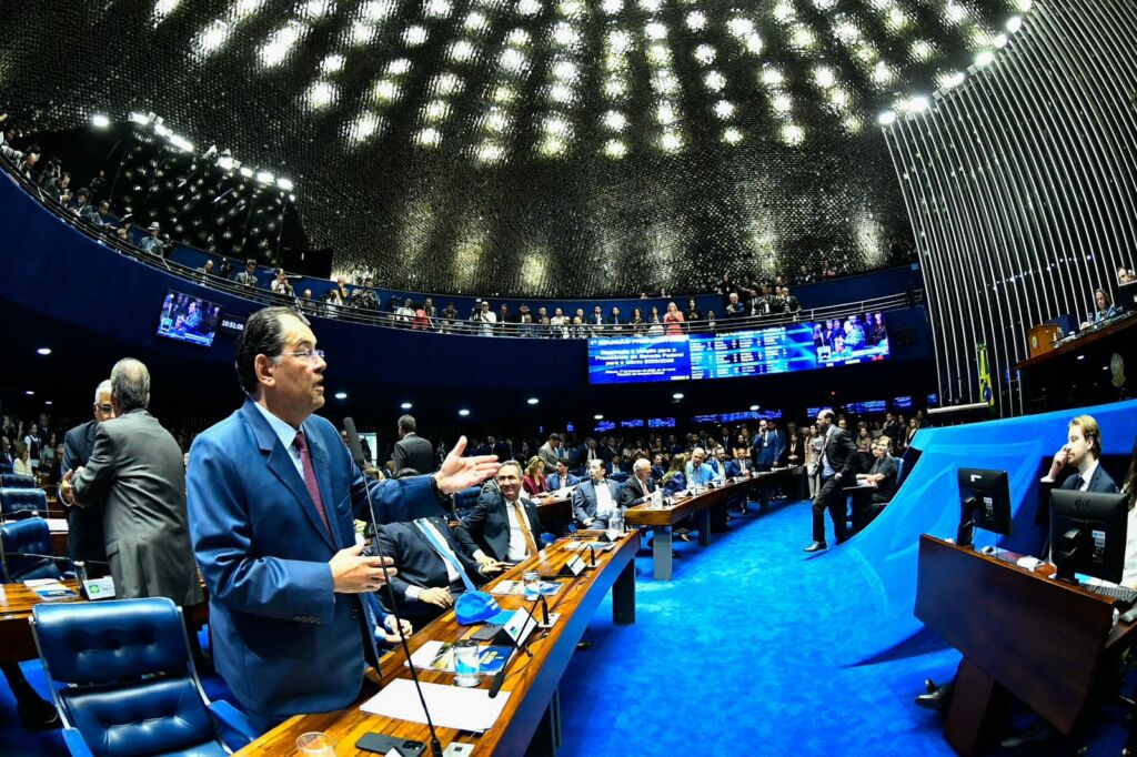 Senado aprova fim da escala 6×1 com apoio do senador Eduardo Braga