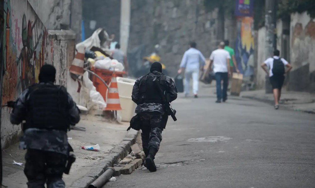 Operação Policial no Rio de Janeiro Resulta em Confronto Mortal