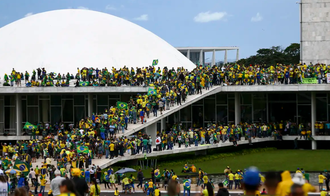 Derrubada de veto ao PL da Dosimetria pode reduzir penas dos condenados de 8 de janeiro