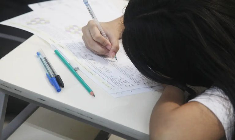 Estudo alerta: mais horas de estudo podem não significar mais aprendizado