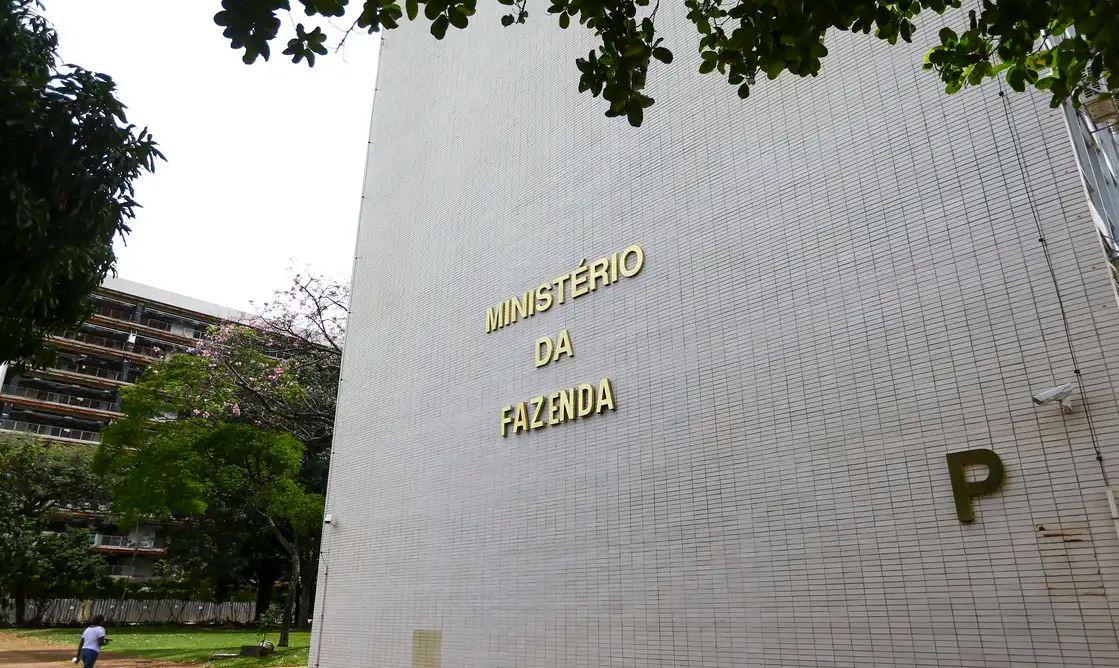 Governo eleva previsão de inflação para 5,1% e admite risco de meta estourada