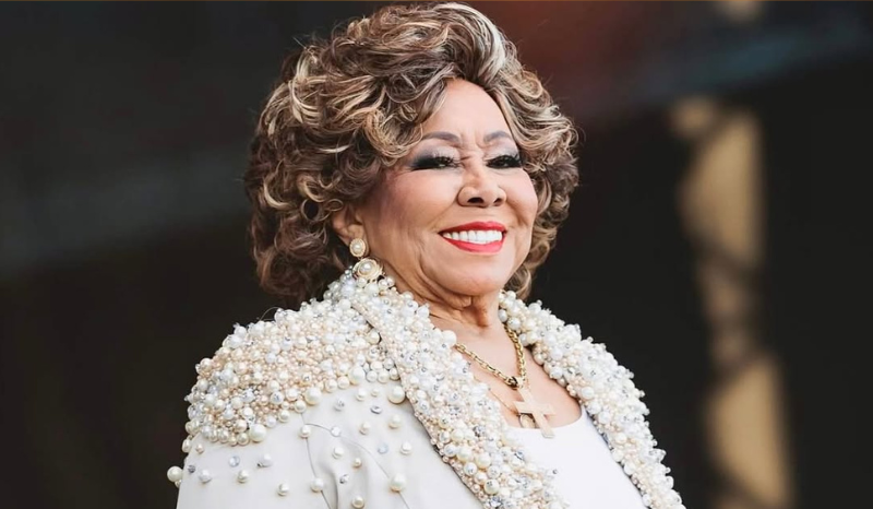 Alcione sofre queda durante show em São Luís, mas continua apresentação