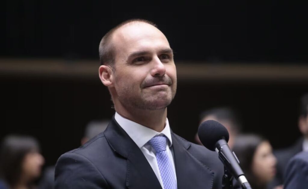 Eduardo Bolsonaro é demitido da Polícia Federal por abandono de cargo