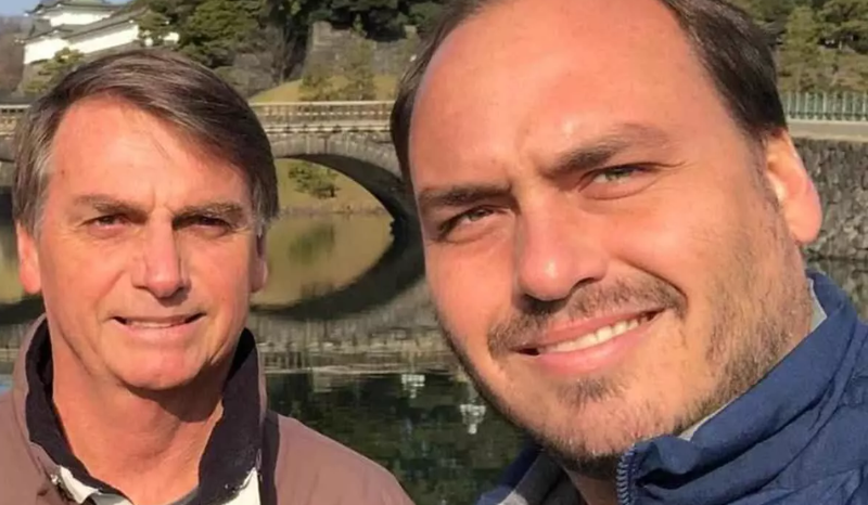 Carlos Bolsonaro visita Jair na prisão domiciliar e relata mudanças físicas