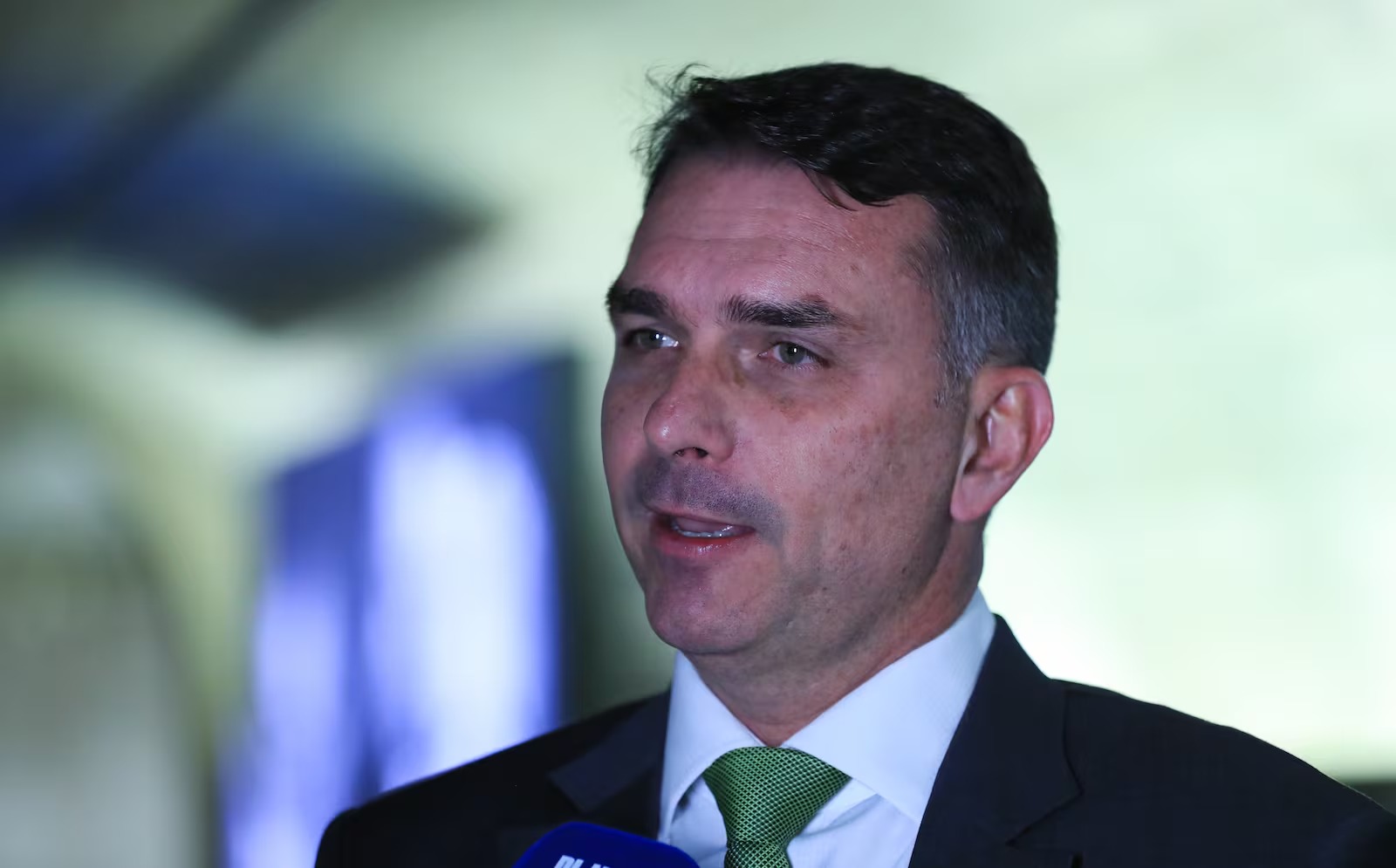 Flávio Bolsonaro se defende e pede desculpas após vídeo de Michelle