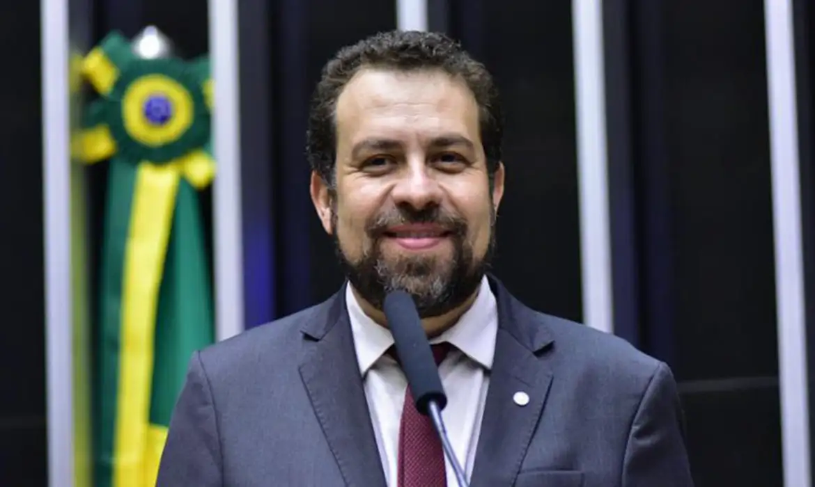 Tio de Guilherme Boulos sofre atropelamento após discussão no trânsito