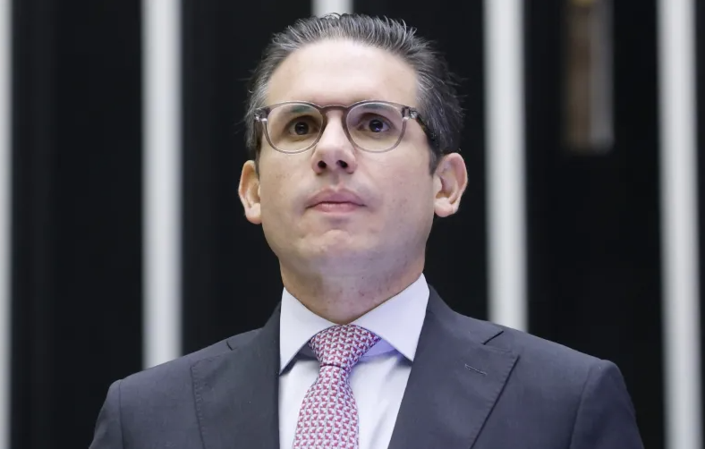 PEC da Escala 61: Hugo Motta Convoca Sessões para Acelerar Aprovação em Maio