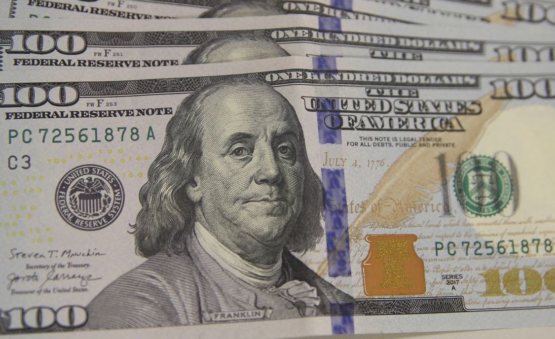 Dólar despenca para R$ 4,91, o menor valor em 27 meses