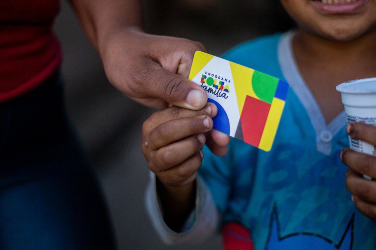 Bolsa Família retira 5,1 milhões de famílias da pobreza desde 2023