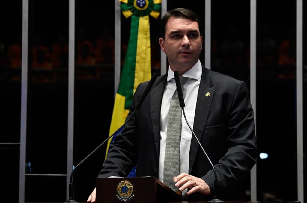 Flávio Bolsonaro tem candidatura bloqueada no TSE por filiação irregular