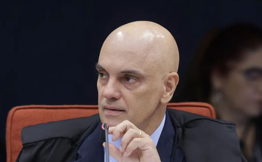 Moraes pede manifestação da PGR sobre inclusão de Bolsonaro e Flávio em inquérito