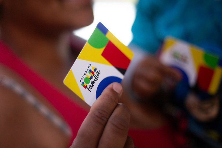 Proposta de 13º salário para Bolsa Família avança, mas sem pagamento em 2026
