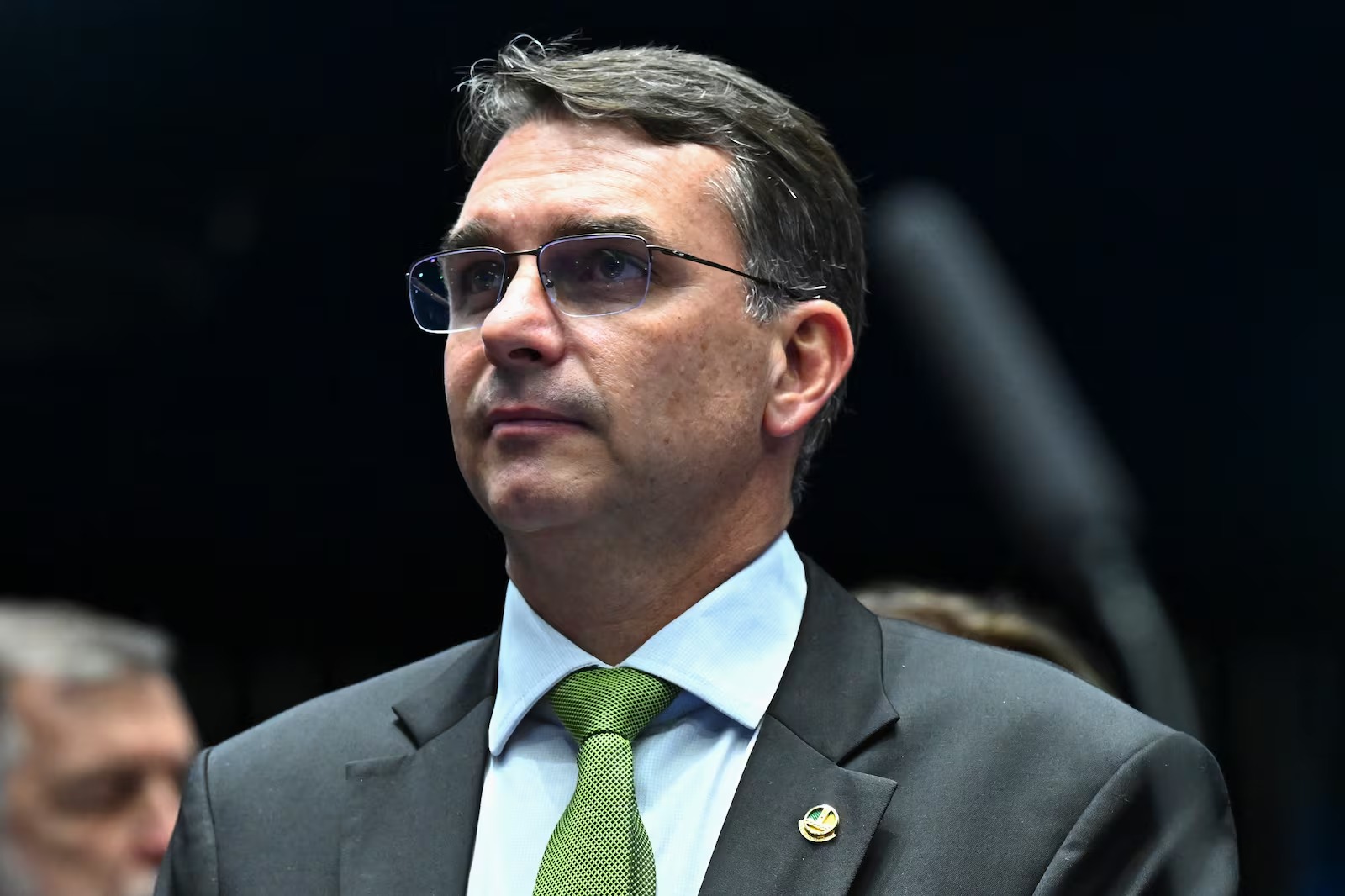 Flávio Bolsonaro se manifesta sobre conflitos internos no grupo político