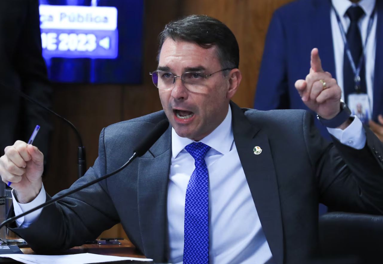 Flávio Bolsonaro solicita suspensão de tarifas dos EUA e ressalta impacto em Lula