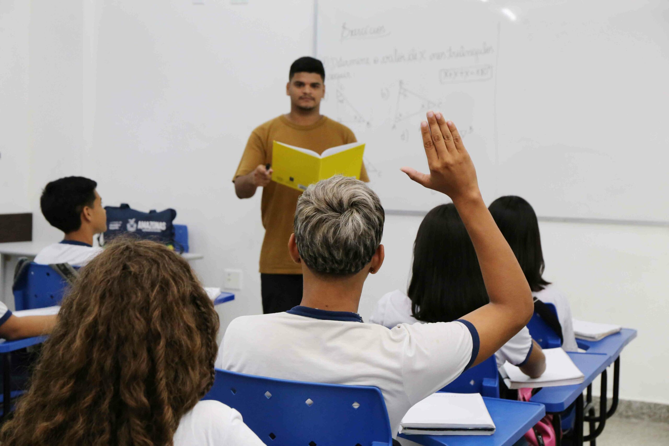 Senado aprova reajuste do piso salarial dos professores para 2026