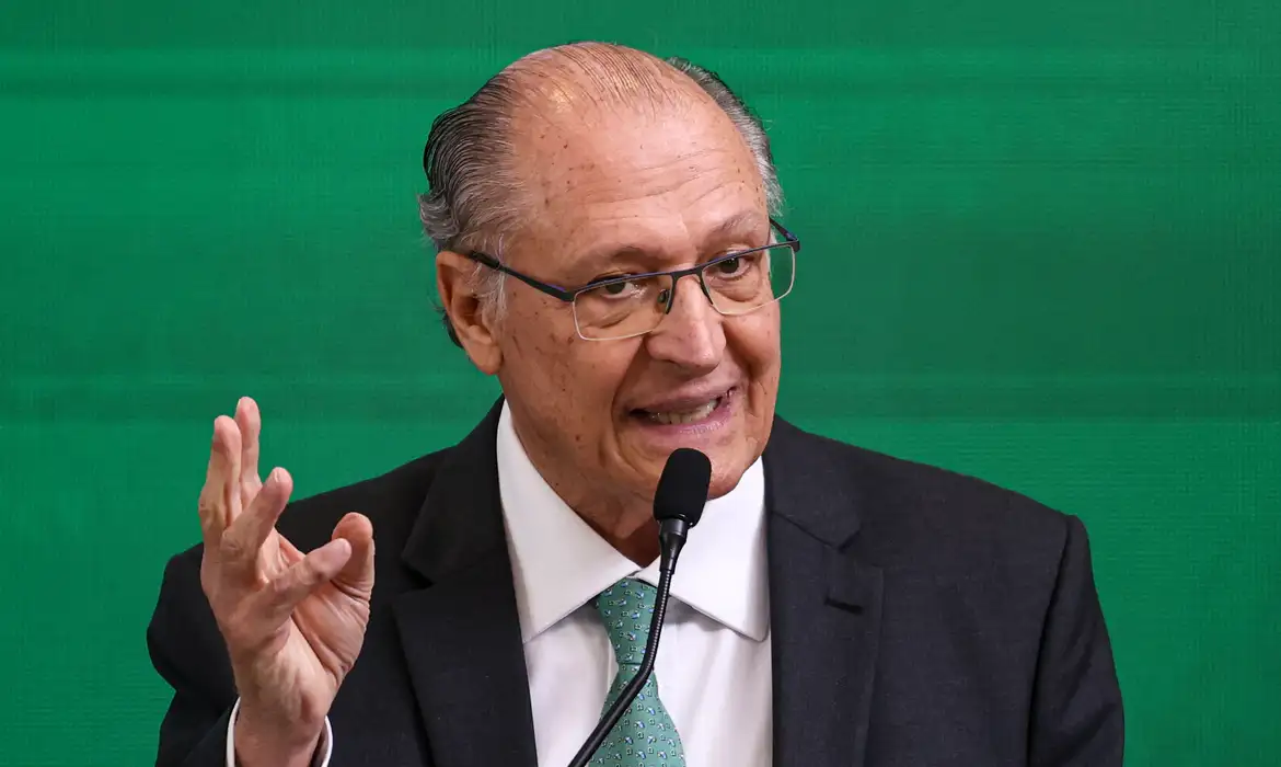 Alckmin critica Milei por ofensas ao Brasil durante convenção partidária