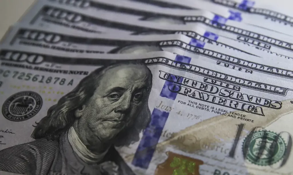 Dólar encerra julho estável, mas registra queda de 1,82% no período