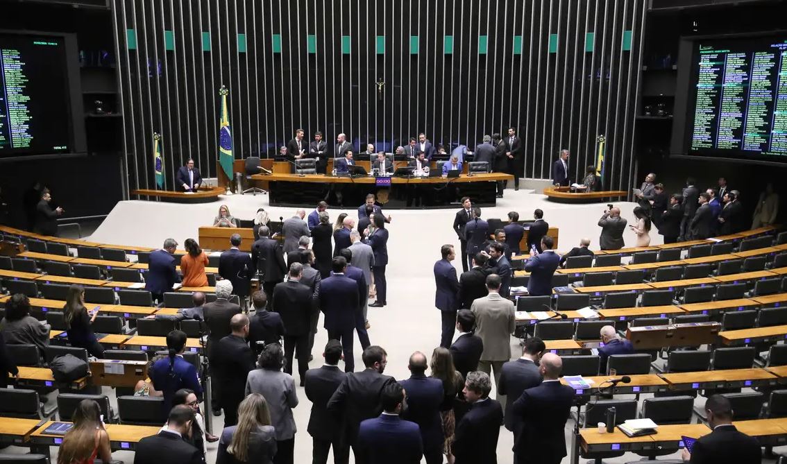 Câmara inicia votação da PEC que extingue a escala 61 de trabalho