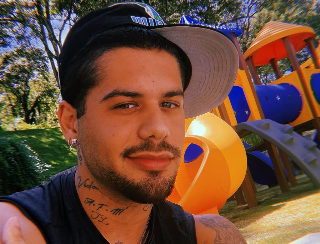 Cantor responde pergunta sobre vida amorosa e mantém mistério