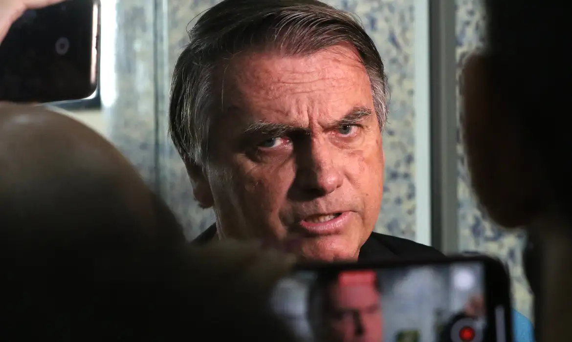 PGR apoia cirurgia de Bolsonaro no ombro e pedido vai ao STF