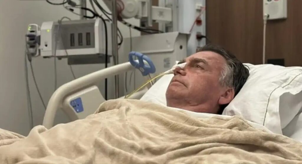 Ex-presidente Jair Bolsonaro passa por cirurgia e permanece em observação