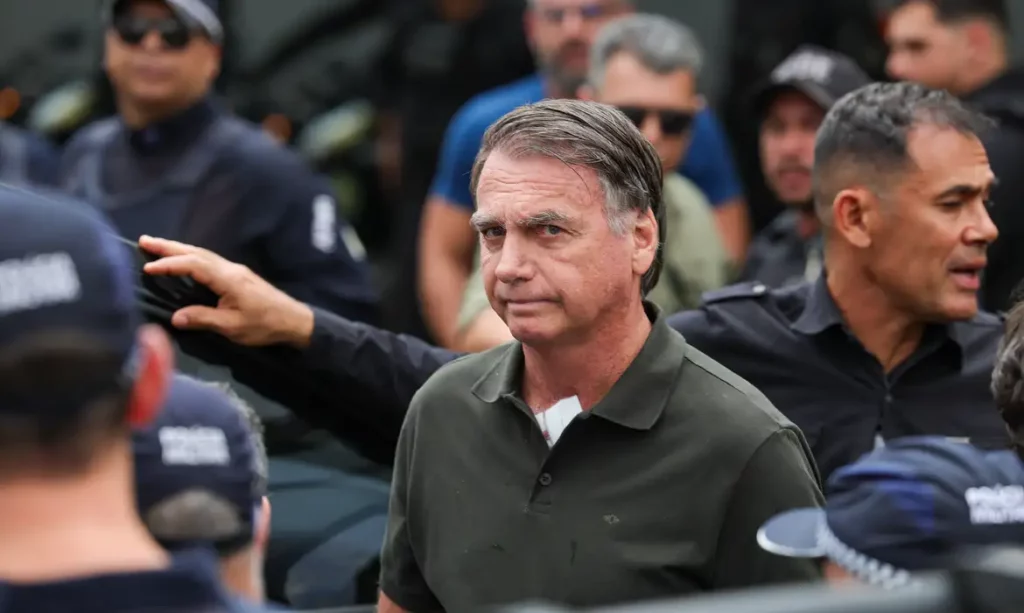 Bolsonaro pede ao STF autorização para entrada diária de cozinheira