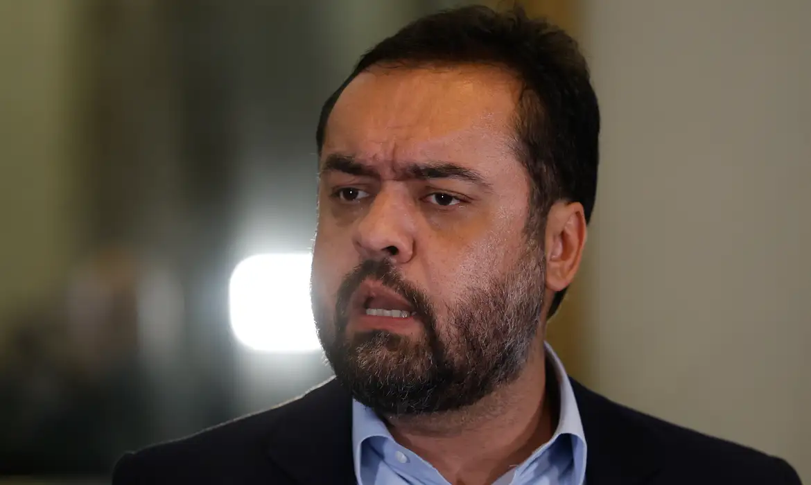 Cláudio Castro é investigado em operação da PF sobre Banco Master