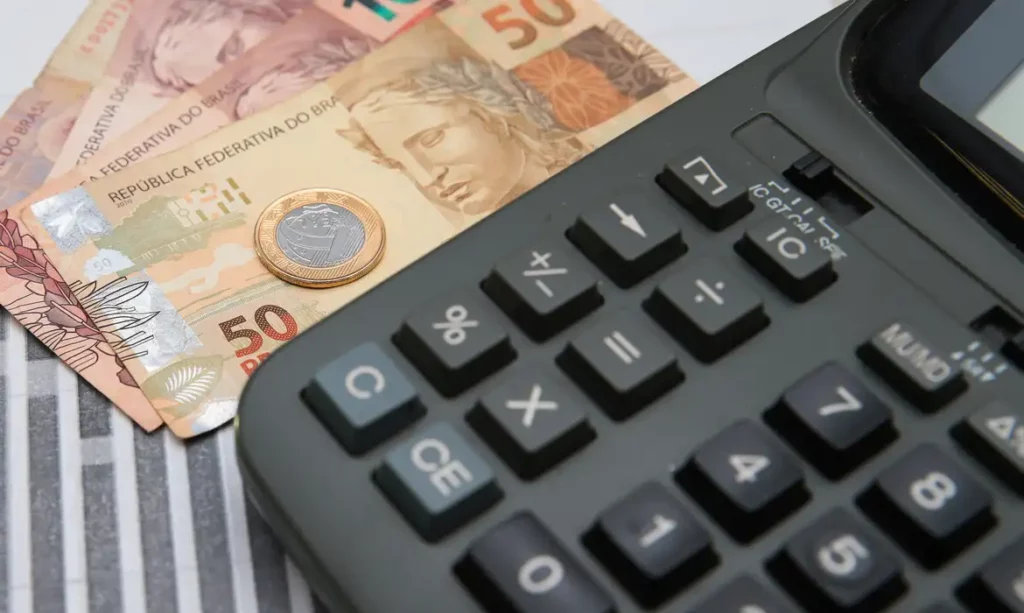 Renda média das famílias brasileiras alcança R$ 2.264 em 2025, maior da história